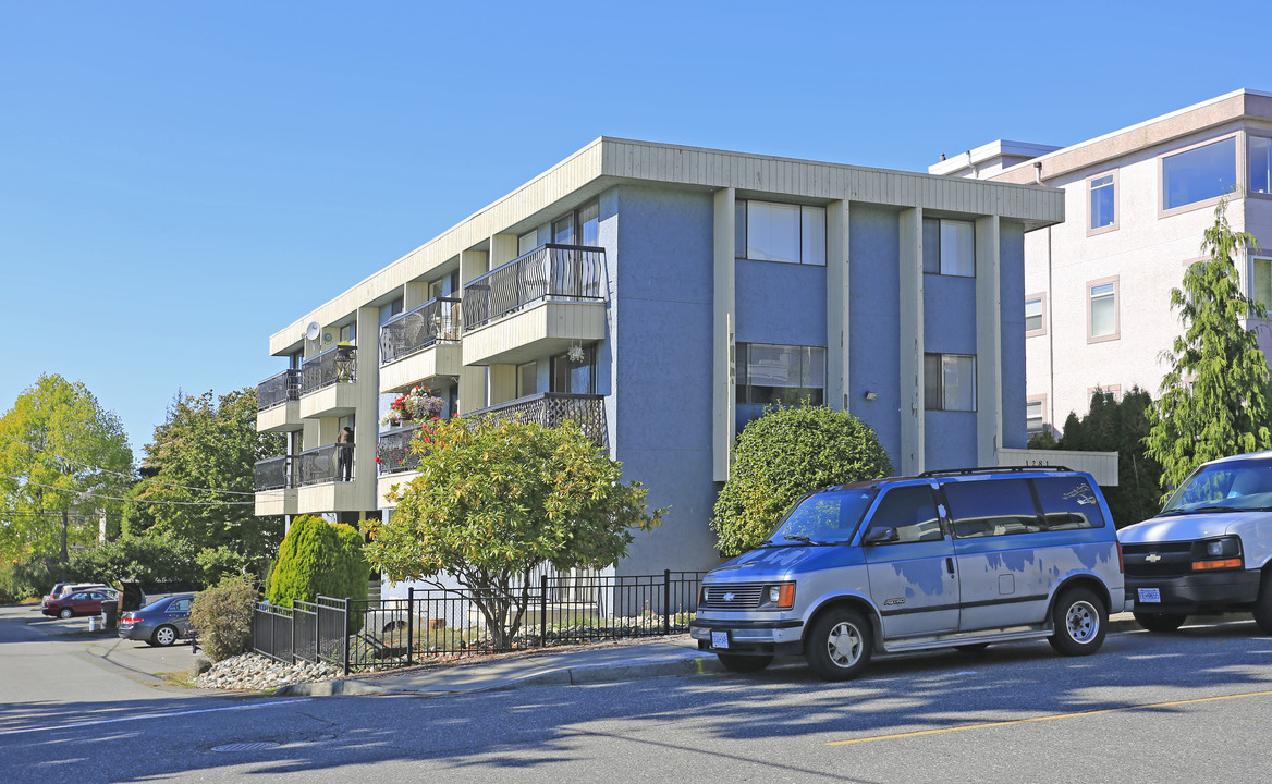 1281 Foster St in White Rock, BC - Building Photo