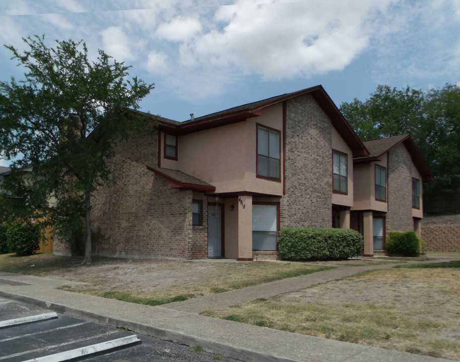 4902 Ali Ave in San Antonio, TX - Foto de edificio