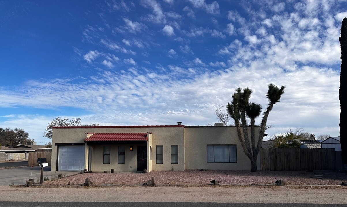 3684 N Skylark Rd in Kingman, AZ - Building Photo