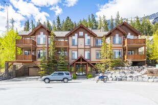 803 Wilson Way in Canmore, AB - Building Photo