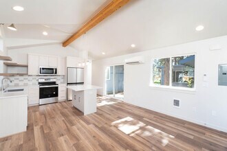 1262 NE Burnside Ave, Unit 2 in Bend, OR - Building Photo - Building Photo