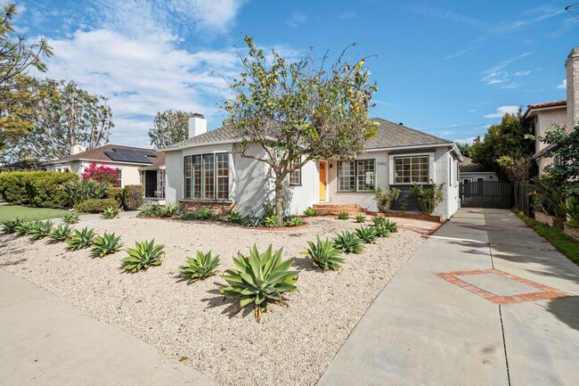 1962 S Point View St in Los Angeles, CA - Building Photo - Building Photo