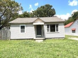 318 E Church Ave in Covington, TN - Building Photo