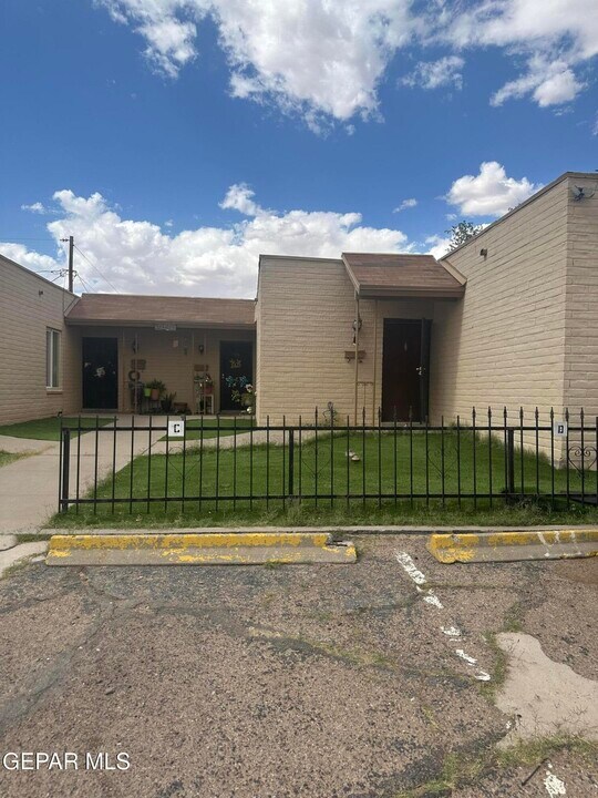 10425 Ashwood Dr in El Paso, TX - Building Photo