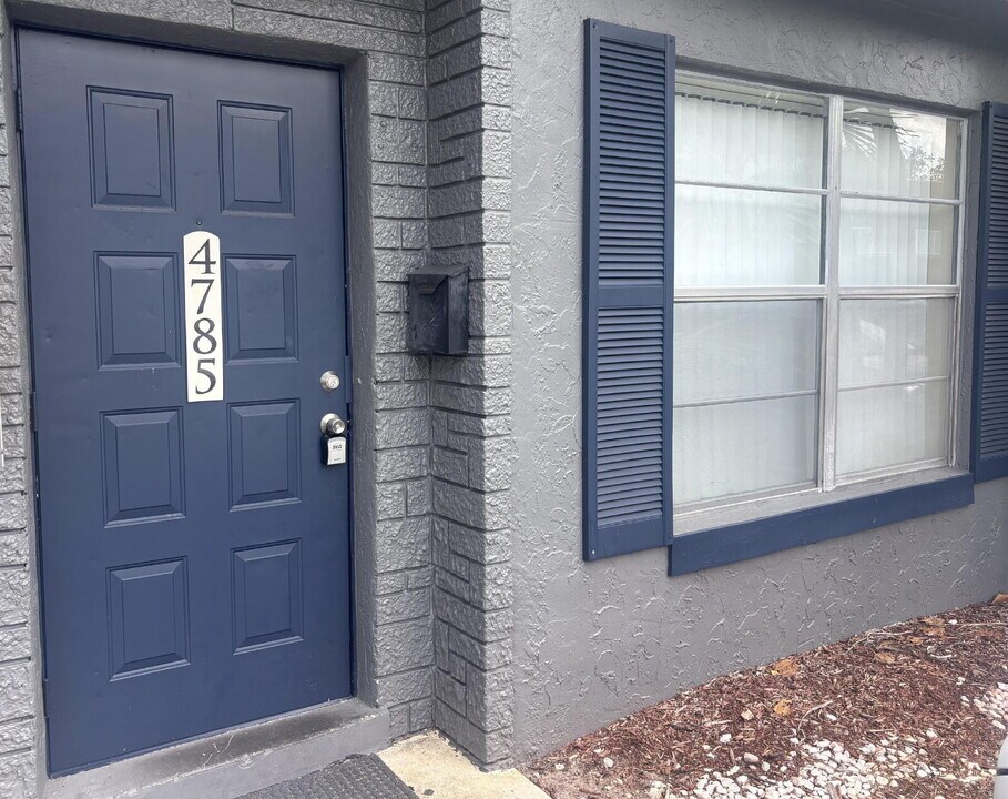 4785 NW 9th Dr in Plantation, FL - Building Photo