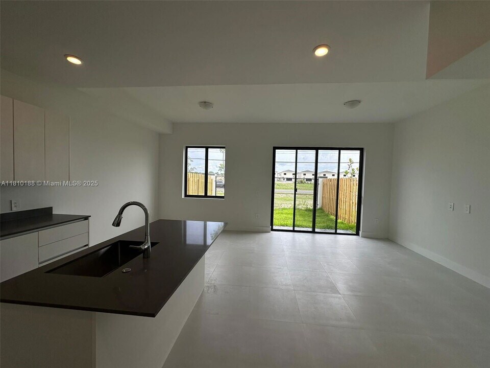 18977 SW 344th St in Homestead, FL - Building Photo