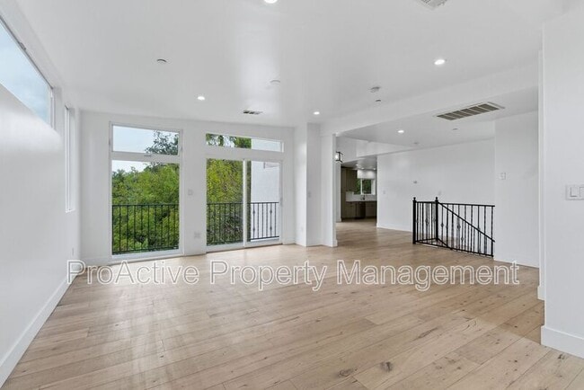 2409 Yorkshire Dr in Los Angeles, CA - Foto de edificio - Building Photo