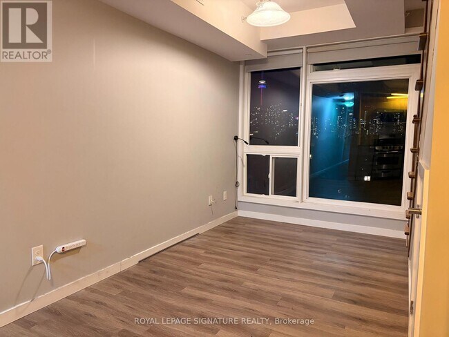335 College St in Toronto, ON - Building Photo - Building Photo