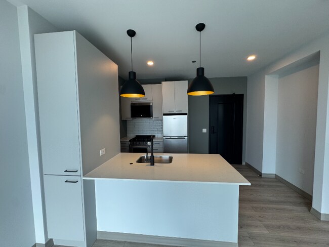 2131 N Elston Ave in Chicago, IL - Foto de edificio - Building Photo