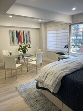 240 E 55th St, Unit 8C in New York, NY - Foto de edificio - Building Photo