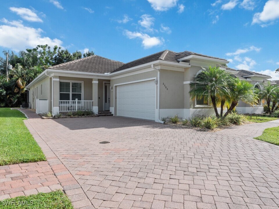 2753 Linda Dr in Naples, FL - Building Photo