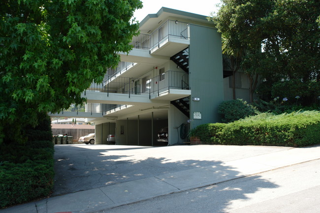 151 Irene Ct in Belmont, CA - Foto de edificio - Building Photo