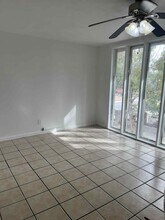 3371 Brussels St, Unit 4 in Las Vegas, NV - Foto de edificio - Building Photo