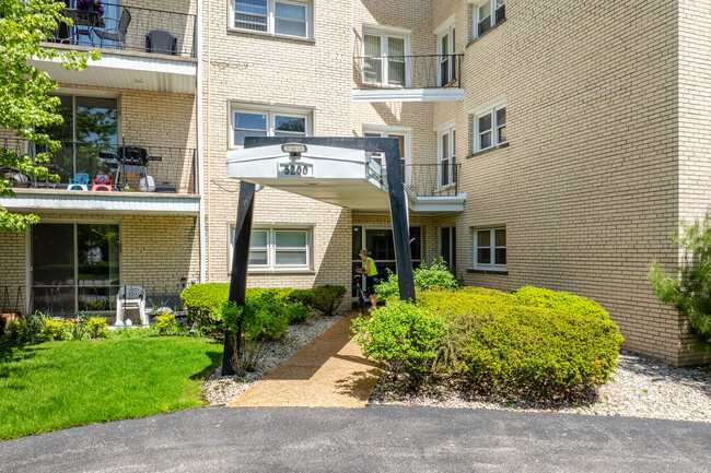 Fountain Terrace in Skokie, IL - Building Photo - Building Photo