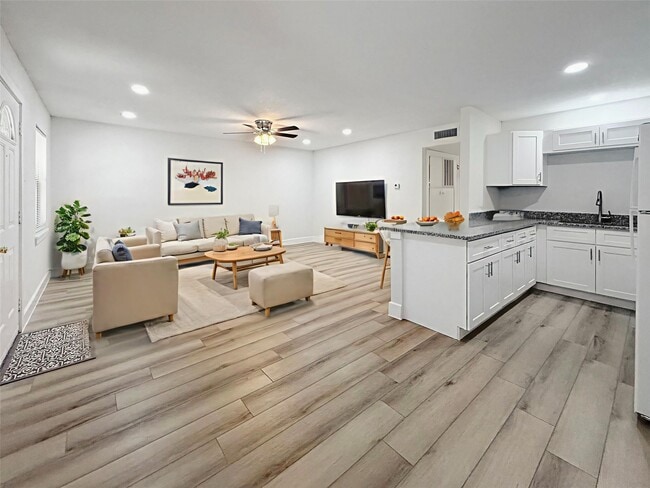 1016 E Walker St in League City, TX - Building Photo - Building Photo