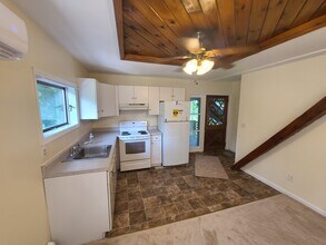 27 State St, Unit 6 in Valley Falls, NY - Building Photo - Building Photo
