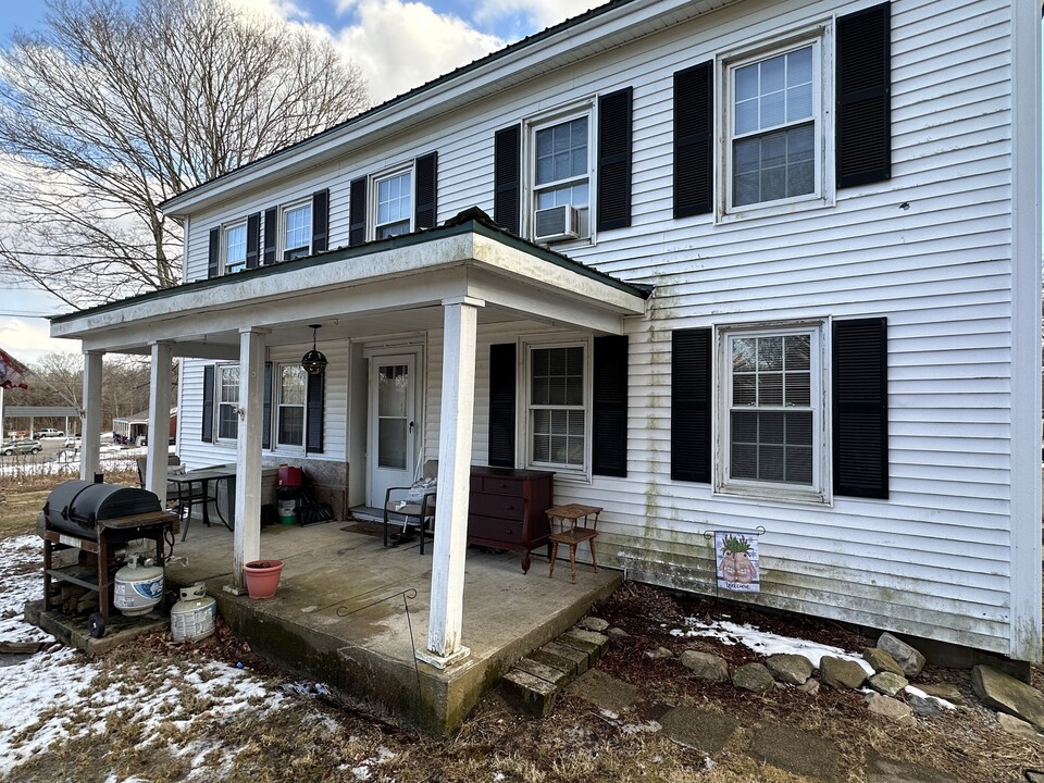 7 Mystic Rd in North Stonington, CT - Building Photo