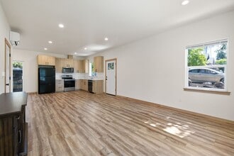 1603 SE Maple St in Milwaukie, OR - Foto de edificio - Building Photo