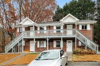 1502 Oakshire Ct in Winston-Salem, NC - Building Photo - Building Photo