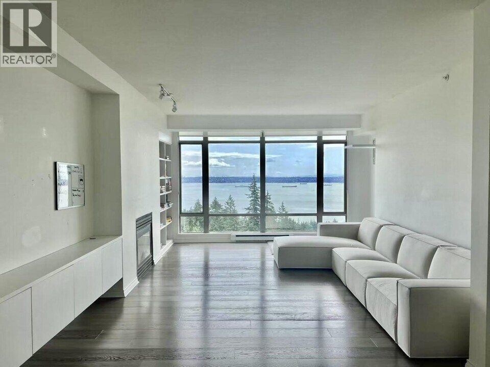 3131 Deer Ridge Dr in West Vancouver, BC - Building Photo