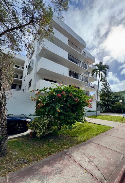 8255 Abbott Ave in Miami Beach, FL - Building Photo