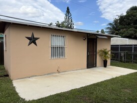 585 NW 117th St in Miami, FL - Building Photo