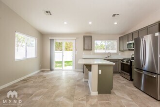 423 Regal Robin Way in North Las Vegas, NV - Building Photo - Building Photo