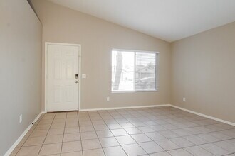 4218 N 107th Ln in Phoenix, AZ - Foto de edificio - Building Photo