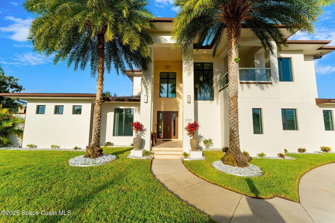 2355 N Riverside Dr in Melbourne, FL - Building Photo