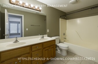 8308 N Barclay Cir in Kansas City, MO - Building Photo - Building Photo