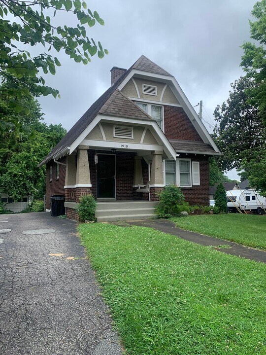 1910 Wrocklage Ave in Louisville, KY - Building Photo