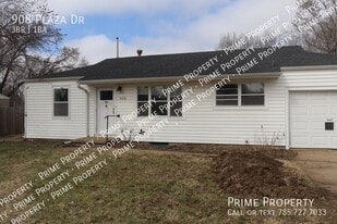 908 Plaza Dr in Salina, KS - Building Photo