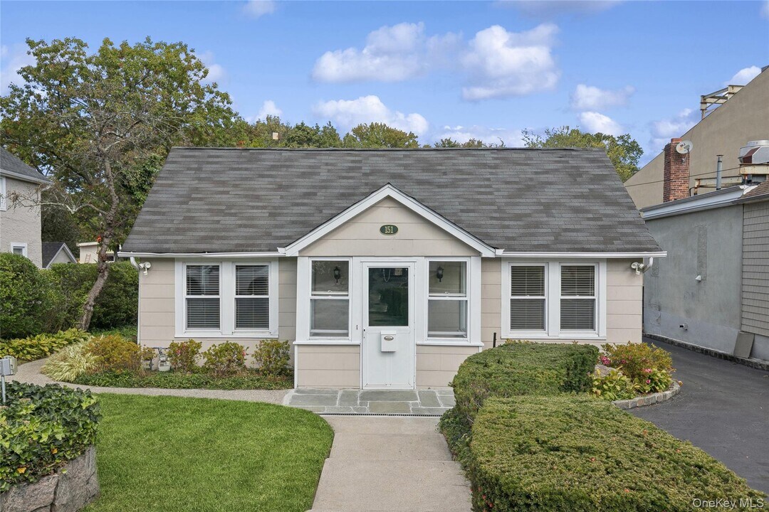 151 Steamboat Rd in Great Neck, NY - Building Photo