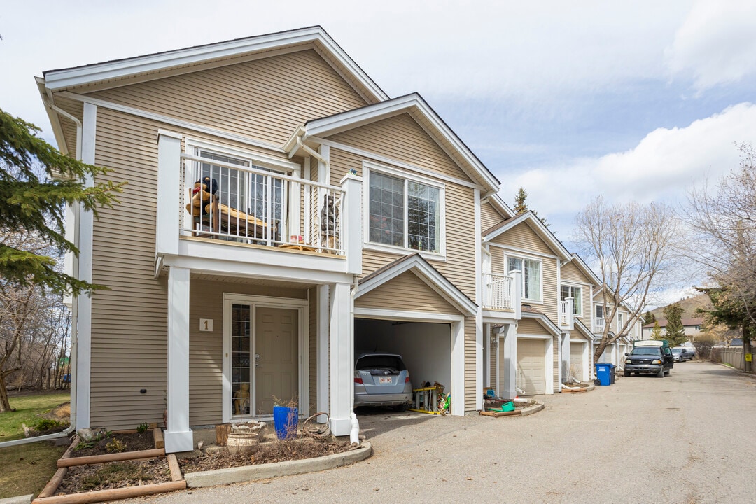 320 1 St E in Cochrane, AB - Building Photo