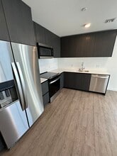 221 NE 19th St, Unit B2 in Miami, FL - Building Photo - Building Photo