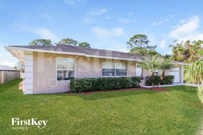 650 NW Selvitz Rd in Port St. Lucie, FL - Foto de edificio - Building Photo