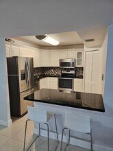 9273 Collins Ave in Surfside, FL - Foto de edificio - Building Photo