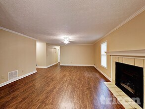 605 Lake Dr SW in Snellville, GA - Foto de edificio - Building Photo