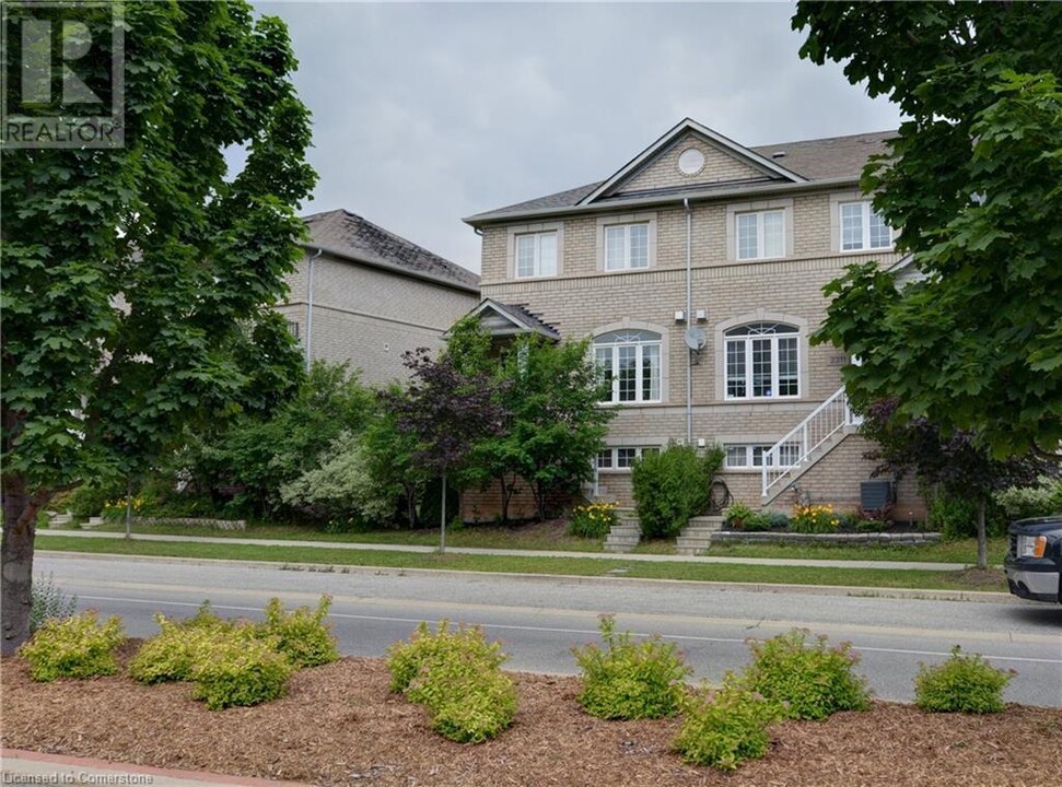 2313 Sutton Dr in Burlington, ON - Building Photo