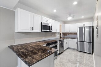 146 Lake Evelyn Dr in West Palm Beach, FL - Building Photo - Building Photo