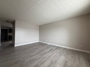 6972-6996-6996 Joseph Dr in Enon, OH - Building Photo - Building Photo