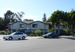 6-22 Dakota in Ventura, CA - Foto de edificio - Building Photo