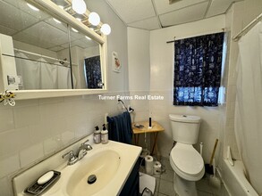 35 Cameron Ave, Unit 2 in Somerville, MA - Foto de edificio - Building Photo
