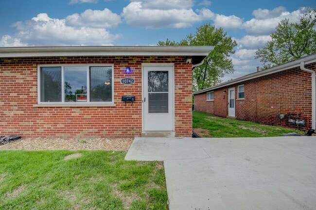 10742 Tropic Dr in St. Ann, MO - Building Photo - Building Photo