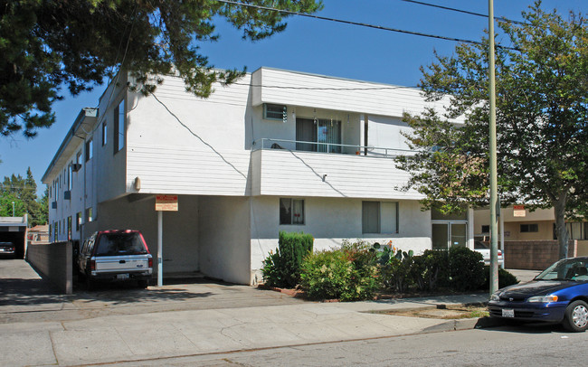 Canby Apartments in Reseda, CA - Building Photo - Building Photo