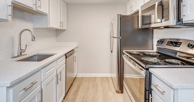 Sparrows Point Townhomes and Apartments in Virginia Beach, VA - Building Photo - Building Photo