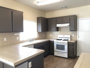 2100 Boyington Way in Bakersfield, CA - Building Photo - Building Photo