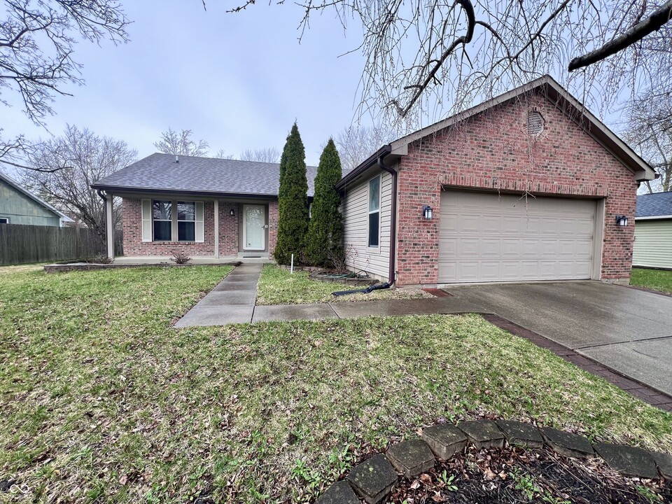 8870 Burwick Dr in Indianapolis, IN - Foto de edificio