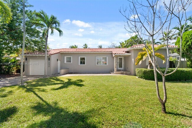 10626 NE 10th Ct in Miami Shores, FL - Building Photo - Building Photo