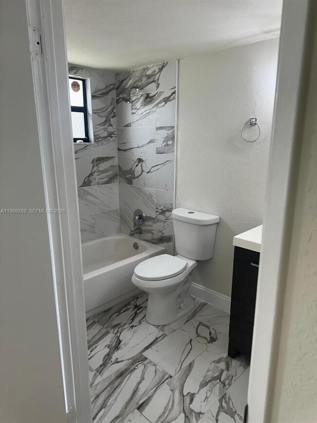 1463 Lake Crystal Dr in West Palm Beach, FL - Foto de edificio - Building Photo